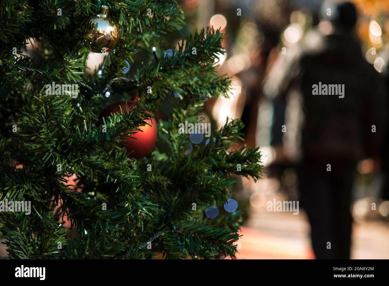 Weihnachtsschmuck in der Stadt Stockfoto