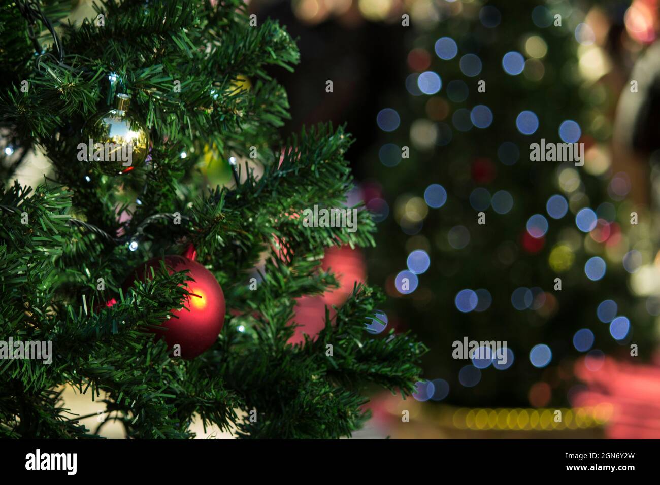 Weihnachtsschmuck in der Stadt Stockfoto