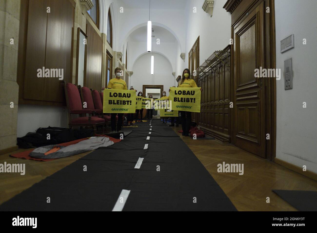 Wien, Österreich. September 2021. Greenpeace protestiert gegen den geplanten Lobau-Tunnel und besetzt das Wiener Rathaus. Auch der Zugang zu den Bürorämlichkeiten des Wiener Bürgermeisters Michael Ludwig war belegt. Quelle: Franz Perc / Alamy Live News Stockfoto