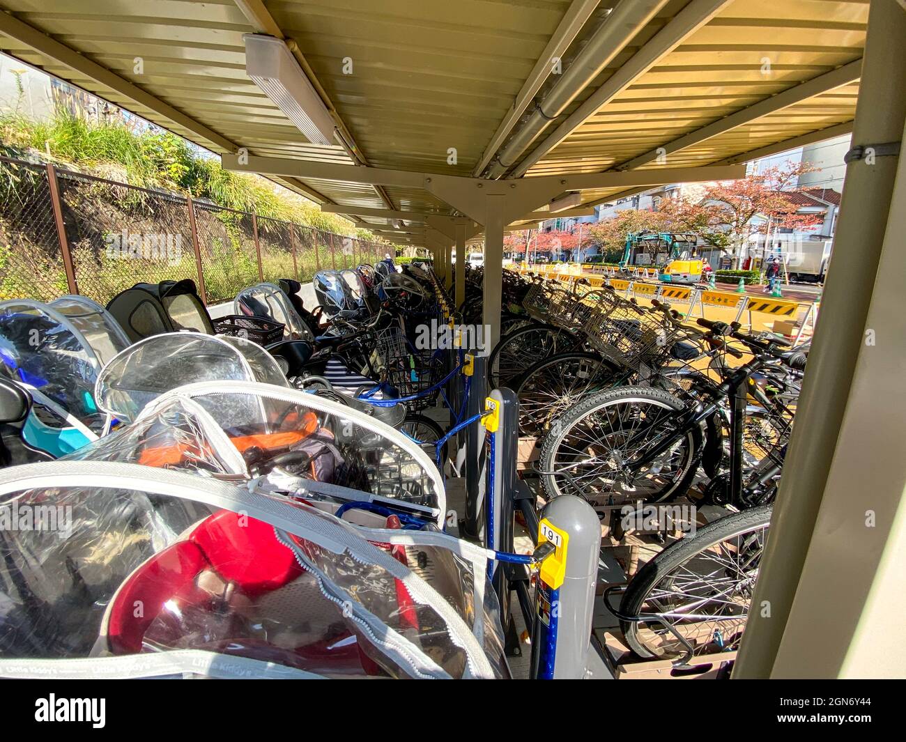 Tokio, Japan - 18. November 2019: Überfüllte Fahrräder mit Kinderwiege auf dem Fahrradparkplatz in Tokio Stockfoto