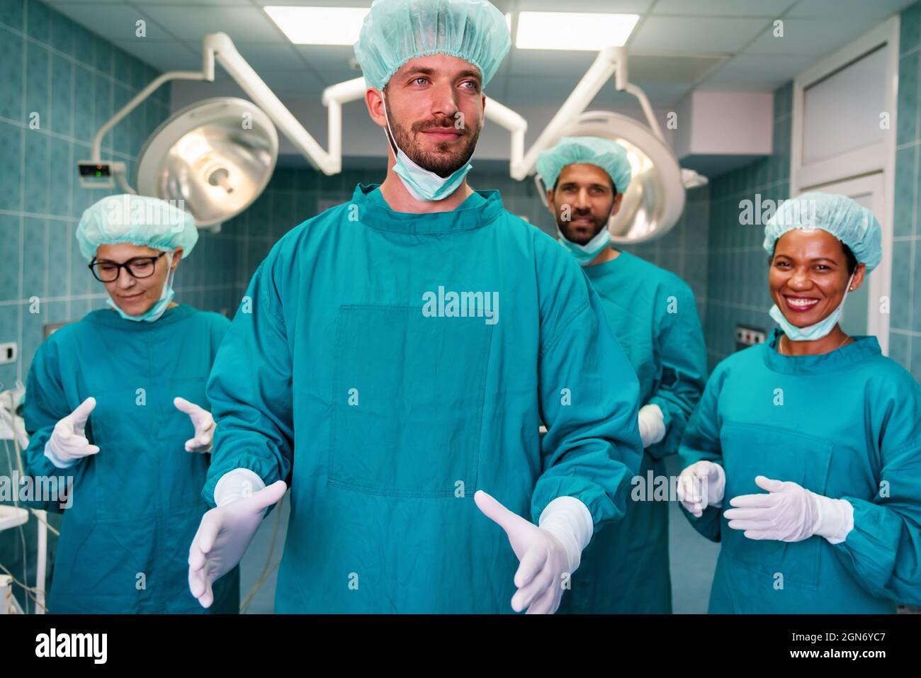 Ärzte Vorbereitung für den chirurgischen Eingriff im Krankenhaus. Konzept der Gesundheitsmedizin Stockfoto