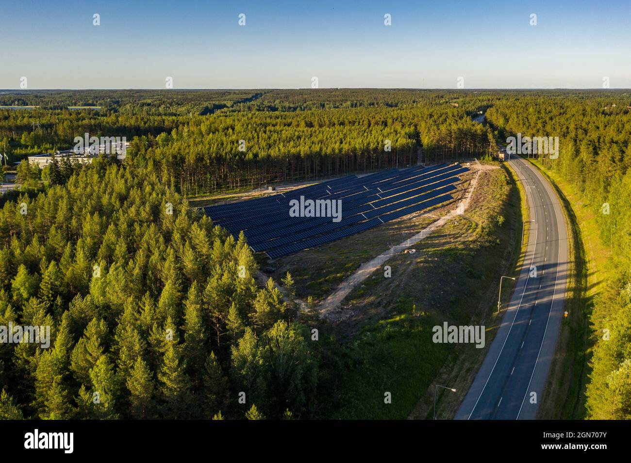 Photovoltaikfarm, am Autobahnrand, Stockfoto