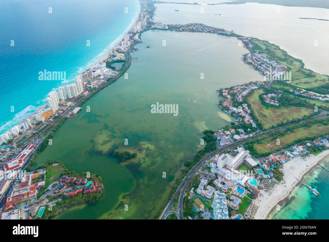 Luftpanorama auf den Strand von Cancun und die Hotelzone der Stadt in Mexiko. Karibische Küstenlandschaft des mexikanischen Resorts mit Strand Playa Caracol und Kukulcan Stockfoto