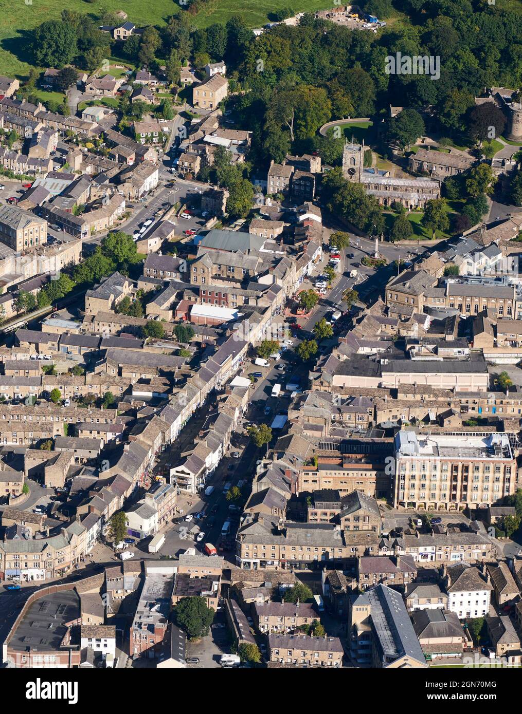 Eine Luftaufnahme der Marktstadt und des regionalen Zentrums, von Skipton, North Yorkshire, Nordengland, Großbritannien, zeigt die Hauptstraße und das Stadtzentrum Stockfoto