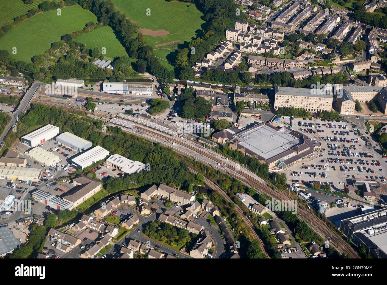 Eine Luftaufnahme des Bahnhofs in der Marktstadt und dem regionalen Zentrum, von Skipton, North Yorkshire, Nordengland, Großbritannien Stockfoto