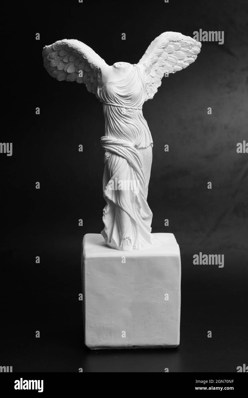 Skulptur der griechischen Siegesgöttin auf schwarzem Hintergrund Stockfoto