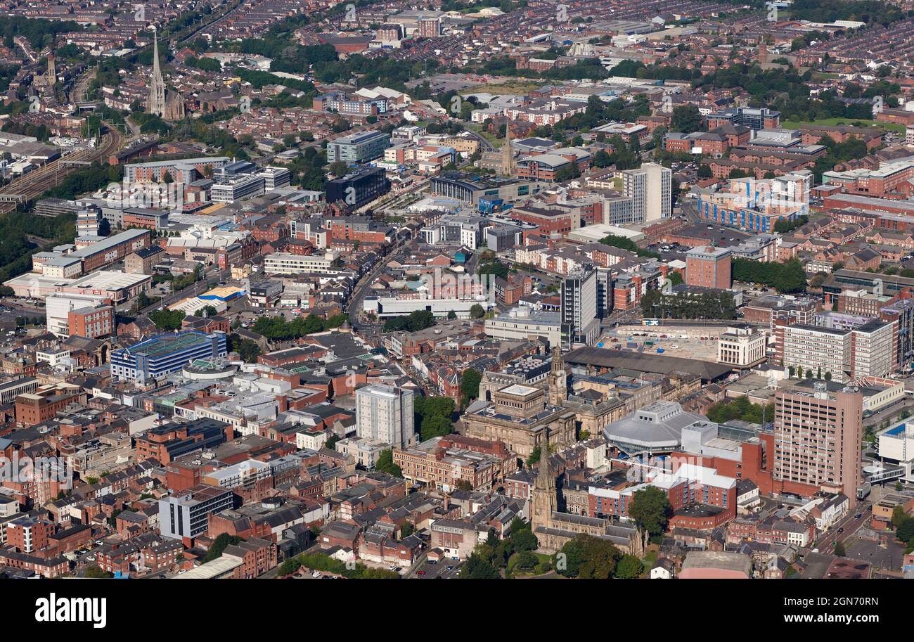 Eine Luftaufnahme des Stadtzentrums von Preston, Nordwestengland, Großbritannien, zeigt Universitätsgebäude sowie Bürgerhäuser Stockfoto