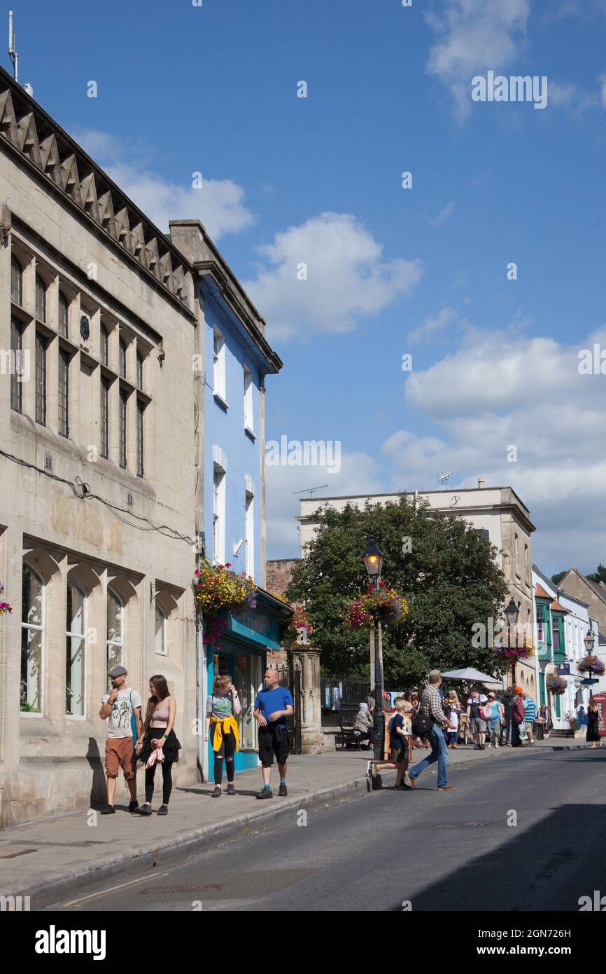 Ansichten von Menschen auf der High Street in Glastonbury, Somerset in Großbritannien Stockfoto