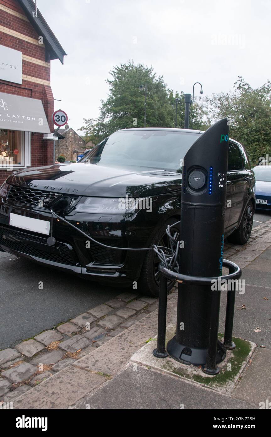 In ganz Großbritannien – Ein Range Rover Discovery mit einer Ladestation auf der Straße Stockfoto