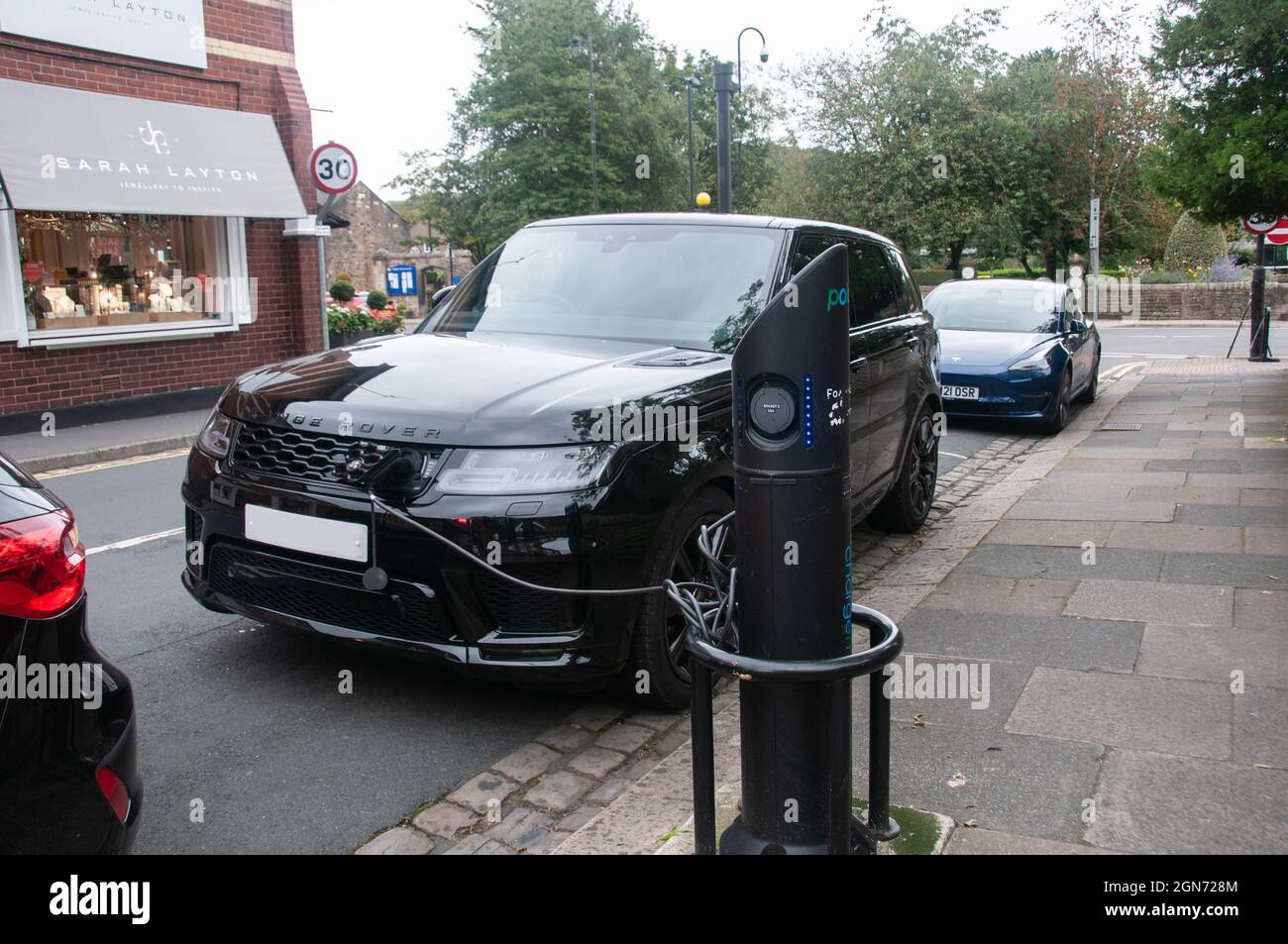 In ganz Großbritannien – Ein Range Rover Discovery mit einer Ladestation auf der Straße Stockfoto
