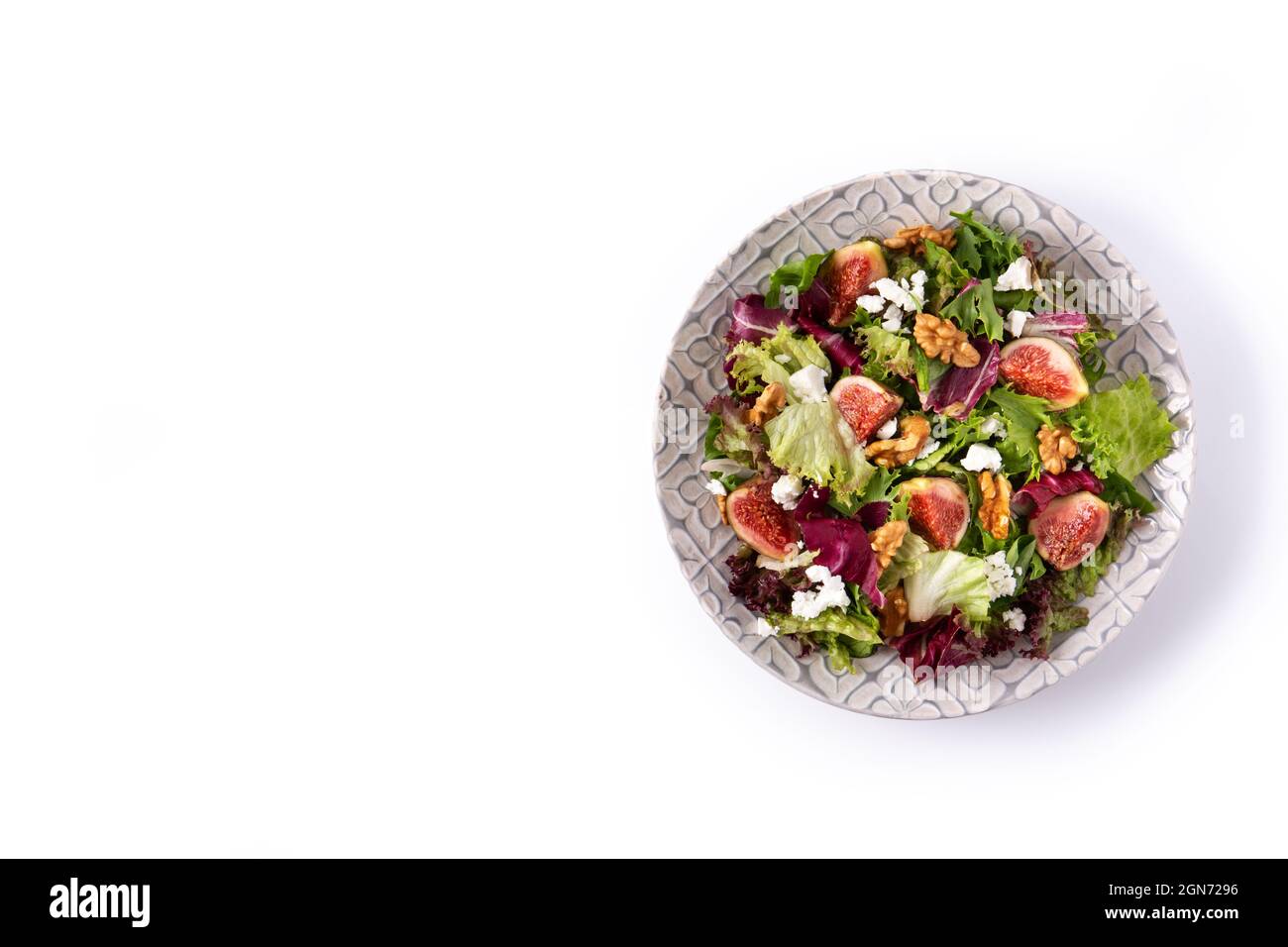 Feigen-Salat mit Käse und Walnüssen isoliert auf weißem Hintergrund Stockfoto