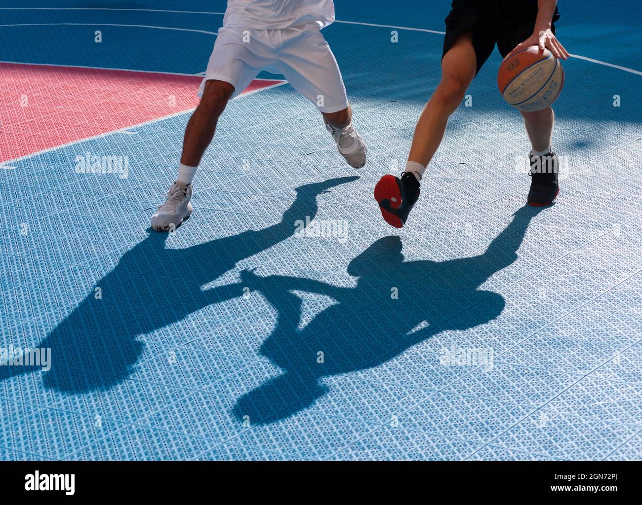 Yong man spielt Basketball auf dem Platz Stockfoto
