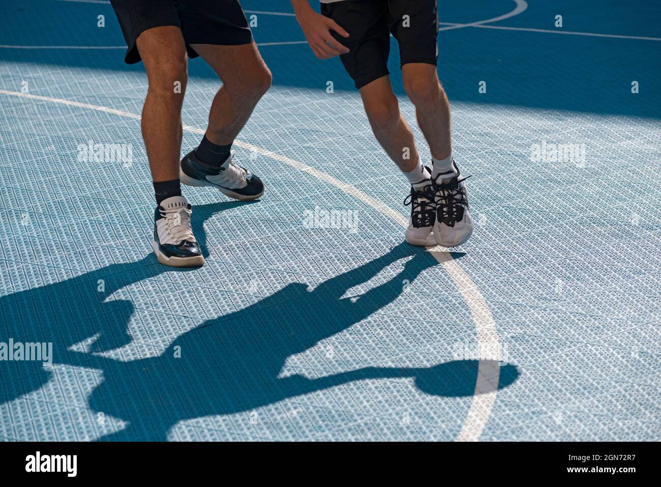 Yong man spielt Basketball auf dem Platz Stockfoto