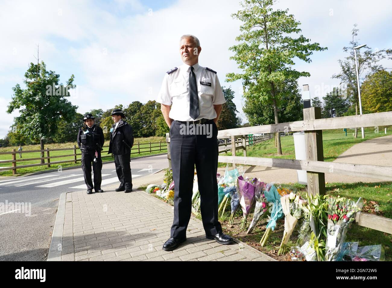 Chief Superintendent Trevor Lawry bei den Blumenverehrungen im Cator Park in Kidbrooke, im Süden Londons, in der Nähe der Szene, in der der Leichnam von Sabina Nessa gefunden wurde. Beamte, die die Tötung der 28-jährigen Lehrerin untersuchten, sagten, dass sie ihr Haus auf der Astell Road verlassen und am vergangenen Freitag durch den Cator Park in Richtung Depot-Bar auf dem Pegler Square im Dorf Kidbrooke gegangen war, als sie angegriffen wurde. Bilddatum: Donnerstag, 23. September 2021. Stockfoto