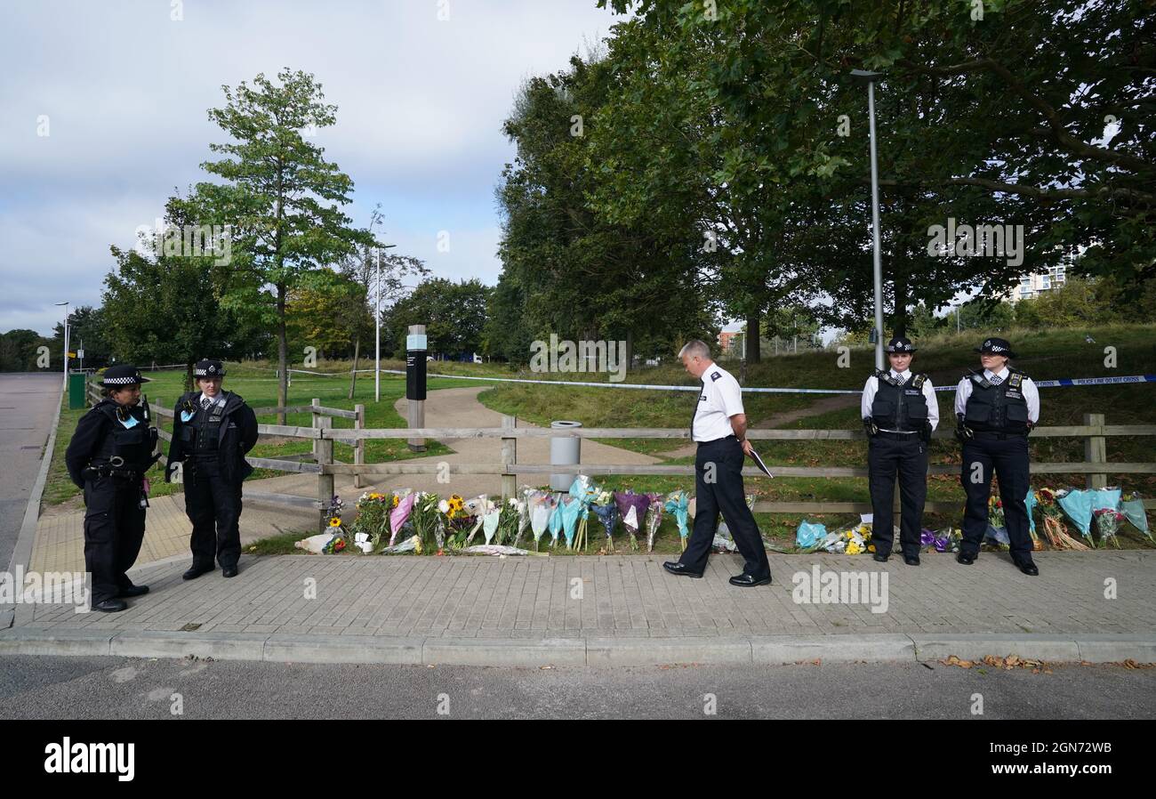 Hauptsuperintendent Trevor Lawry (Mitte) bei den Blumenverehrungen im Cator Park in Kidbrooke, im Süden Londons, in der Nähe der Szene, in der der Leichnam von Sabina Nessa gefunden wurde. Beamte, die die Tötung der 28-jährigen Lehrerin untersuchten, sagten, dass sie ihr Haus auf der Astell Road verlassen und am vergangenen Freitag durch den Cator Park in Richtung Depot-Bar auf dem Pegler Square im Dorf Kidbrooke gegangen war, als sie angegriffen wurde. Bilddatum: Donnerstag, 23. September 2021. Stockfoto