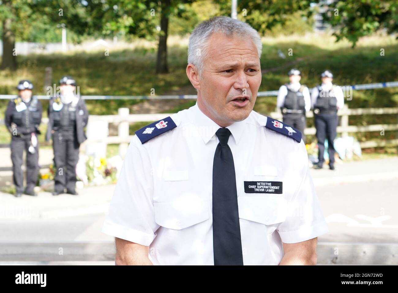 Chief Superintendent Trevor Lawry sprach mit den Medien im Cator Park in Kidbrooke, im Süden Londons, in der Nähe der Szene, wo die Leiche von Sabina Nessa gefunden wurde. Beamte, die die Tötung der 28-jährigen Lehrerin untersuchten, sagten, dass sie ihr Haus auf der Astell Road verlassen und am vergangenen Freitag durch den Cator Park in Richtung Depot-Bar auf dem Pegler Square im Dorf Kidbrooke gegangen war, als sie angegriffen wurde. Bilddatum: Donnerstag, 23. September 2021. Stockfoto