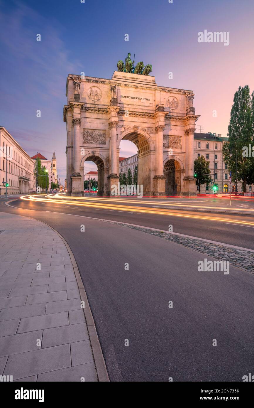 München, Deutschland. Stadtbild von München, Bayern, Deutschland mit dem Siegestor bei Sonnenuntergang im Sommer. Stockfoto