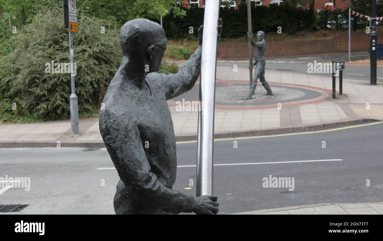 Die Zwillingsstatuen, die L'Arc in Basingstoke, Hampshire in England bilden. Stockfoto