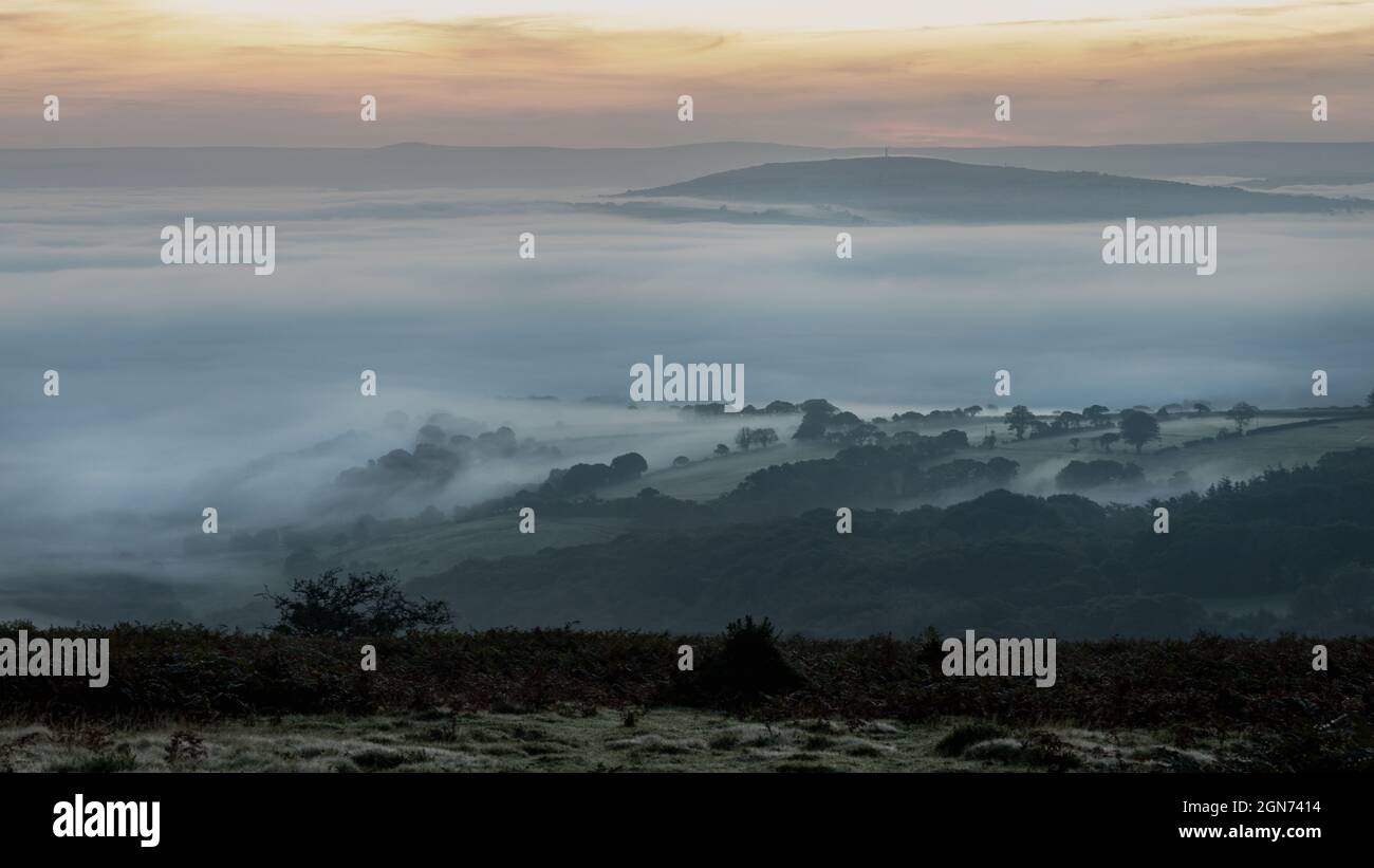 Wolkeninversion im Lyhner Tal Bodmin Moor Cornwall Stockfoto