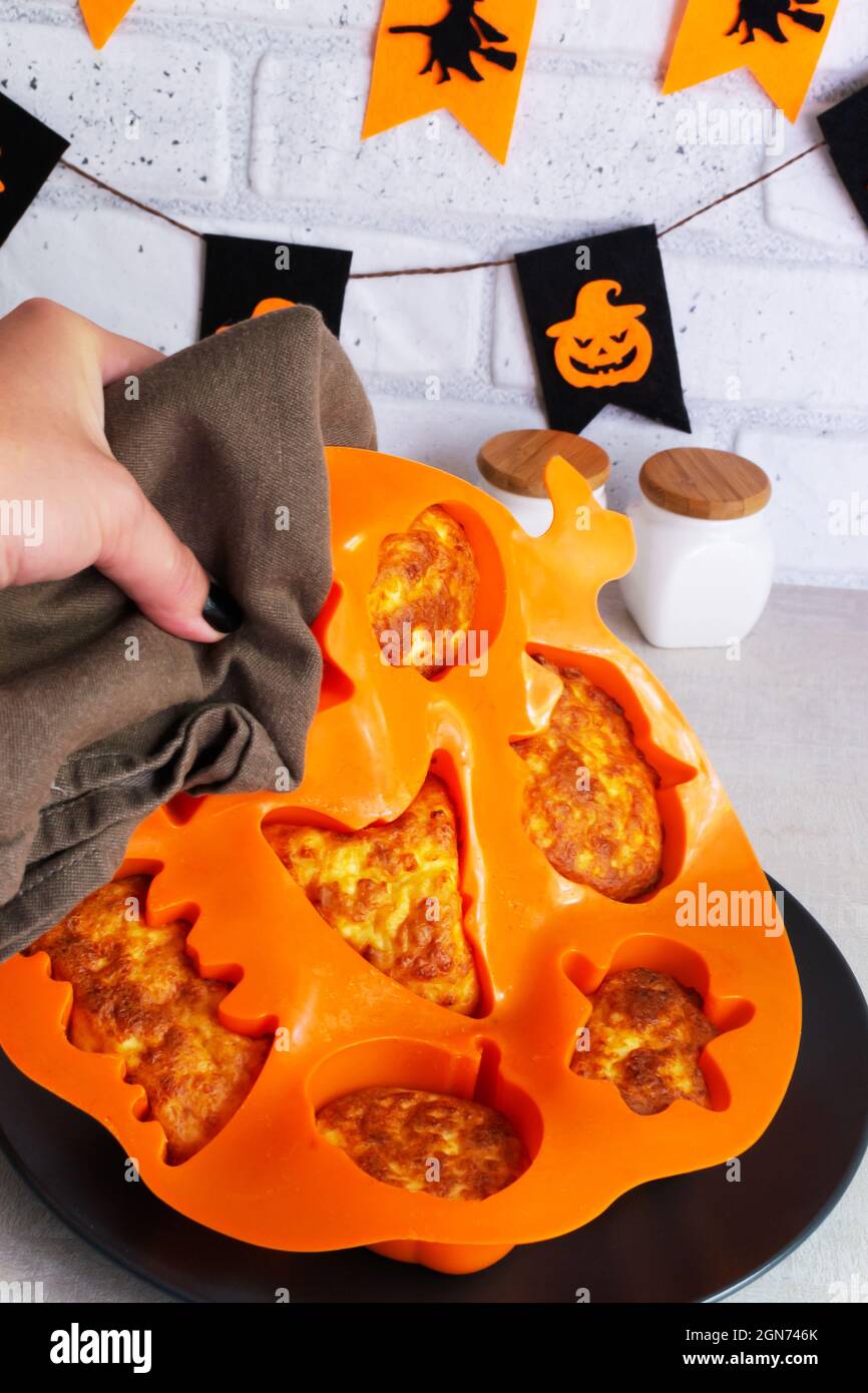 Schritt-für-Schritt Zubereitung von Hüttenkäse-Muffins für Halloween. Süße Cupcakes mit Monstern für Kinder. Nach dem Backen 180 Grad für 40 Minuten, Plac Stockfoto