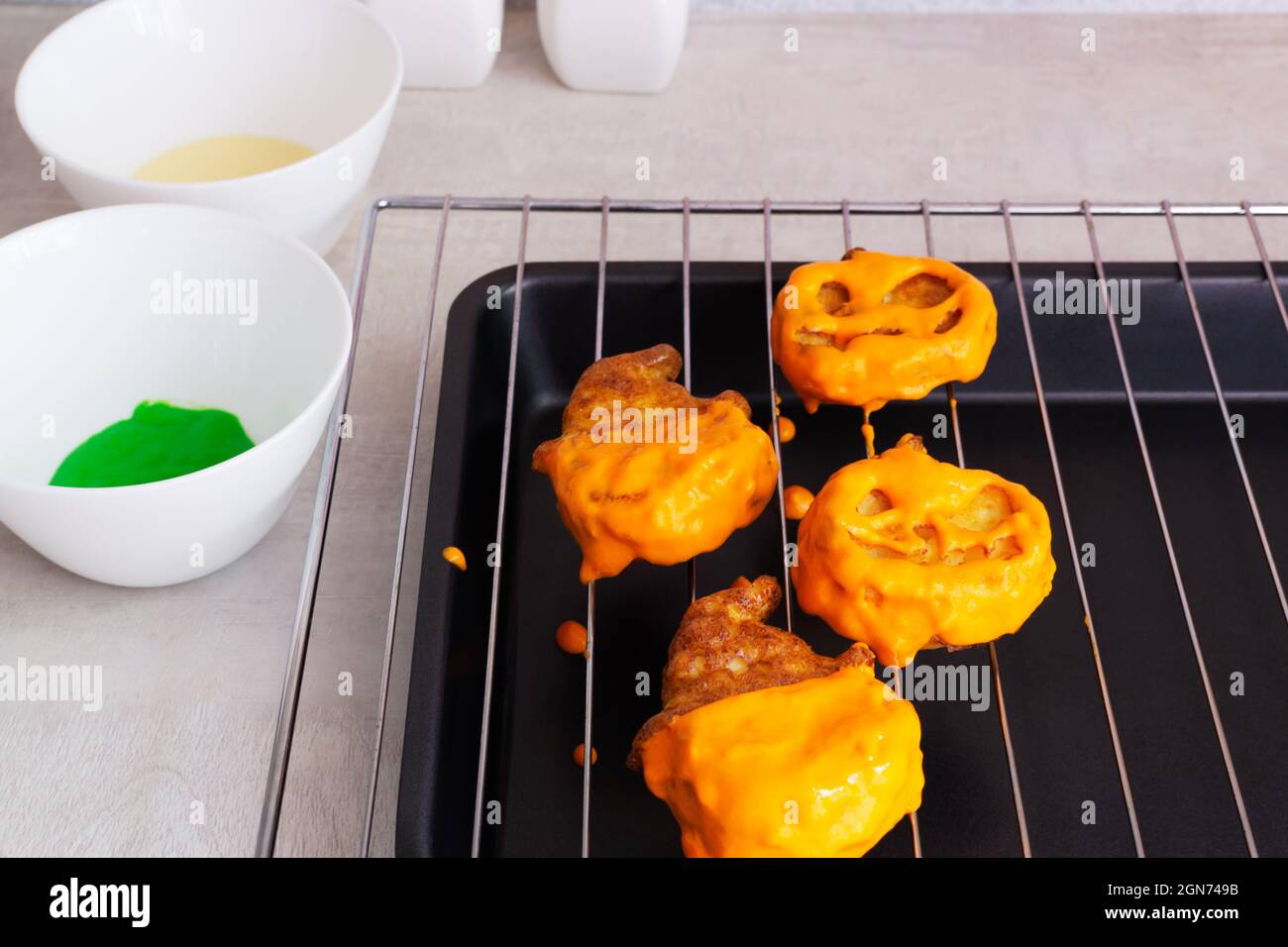Schritt-für-Schritt Zubereitung von Hüttenkäse-Muffins für Halloween. Süße Cupcakes mit Monstern für Kinder. Dekorieren von Cupcakes mit einer farbigen Nocke. Wir pa Stockfoto