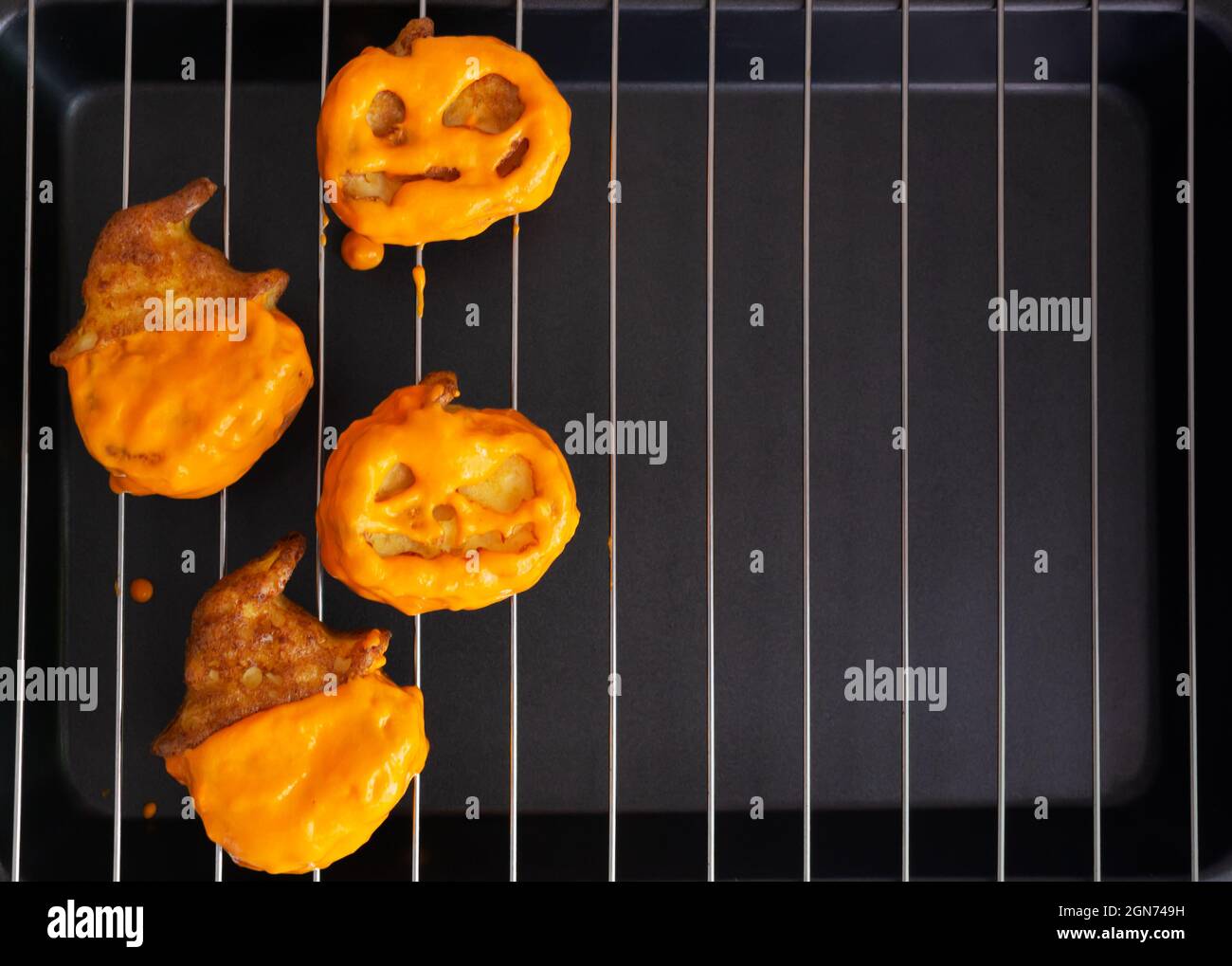 Schritt-für-Schritt Zubereitung von Hüttenkäse-Muffins für Halloween. Süße Cupcakes mit Monstern für Kinder. Dekorieren von Cupcakes mit einer farbigen Nocke. Wir pa Stockfoto