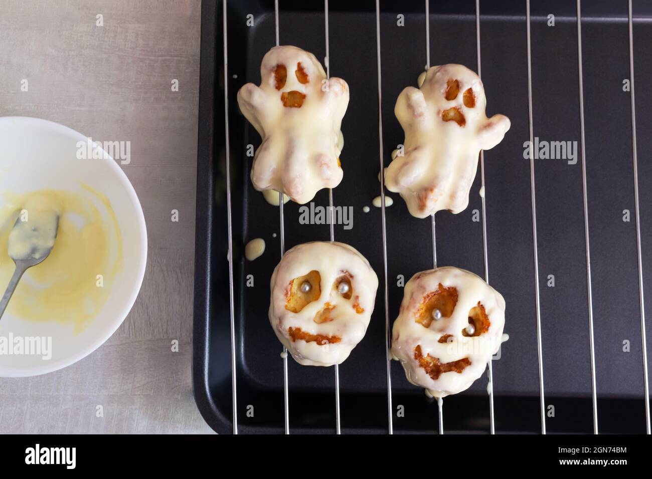 Schritt-für-Schritt Zubereitung von Hüttenkäse-Muffins für Halloween. Süße Cupcakes mit Monstern für Kinder. Dekorieren von Cupcakes mit einer farbigen Nocke. Wir pa Stockfoto
