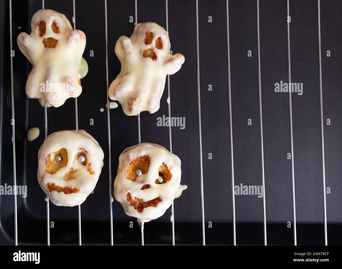 Schritt-für-Schritt Zubereitung von Hüttenkäse-Muffins für Halloween. Süße Cupcakes mit Monstern für Kinder. Dekorieren von Cupcakes mit einer farbigen Nocke. Wir pa Stockfoto