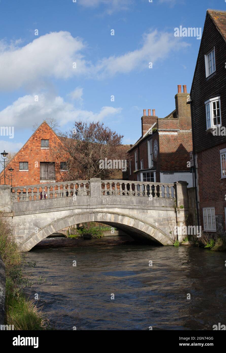 Eine alte Brücke über einen schnell fließenden Fluss in Winchester, Hampshire, Großbritannien Stockfoto
