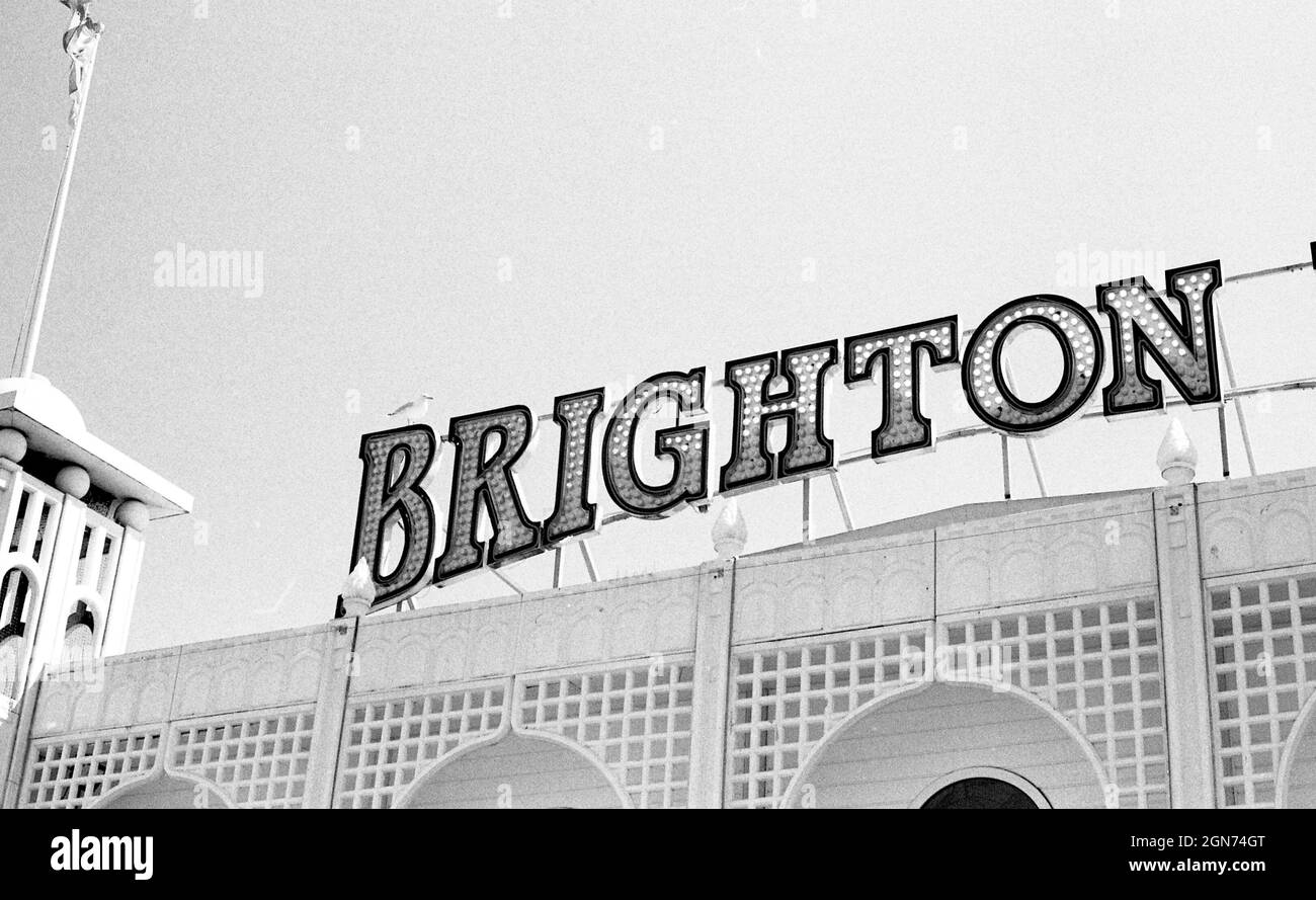 35 mm schwarz-weiß Bild von 'Brighton' vom Brighton Pier Schild. Aufnahme auf 35-mm-Film mit HP5 plus Film mit einem Canon ae1-Programm Stockfoto