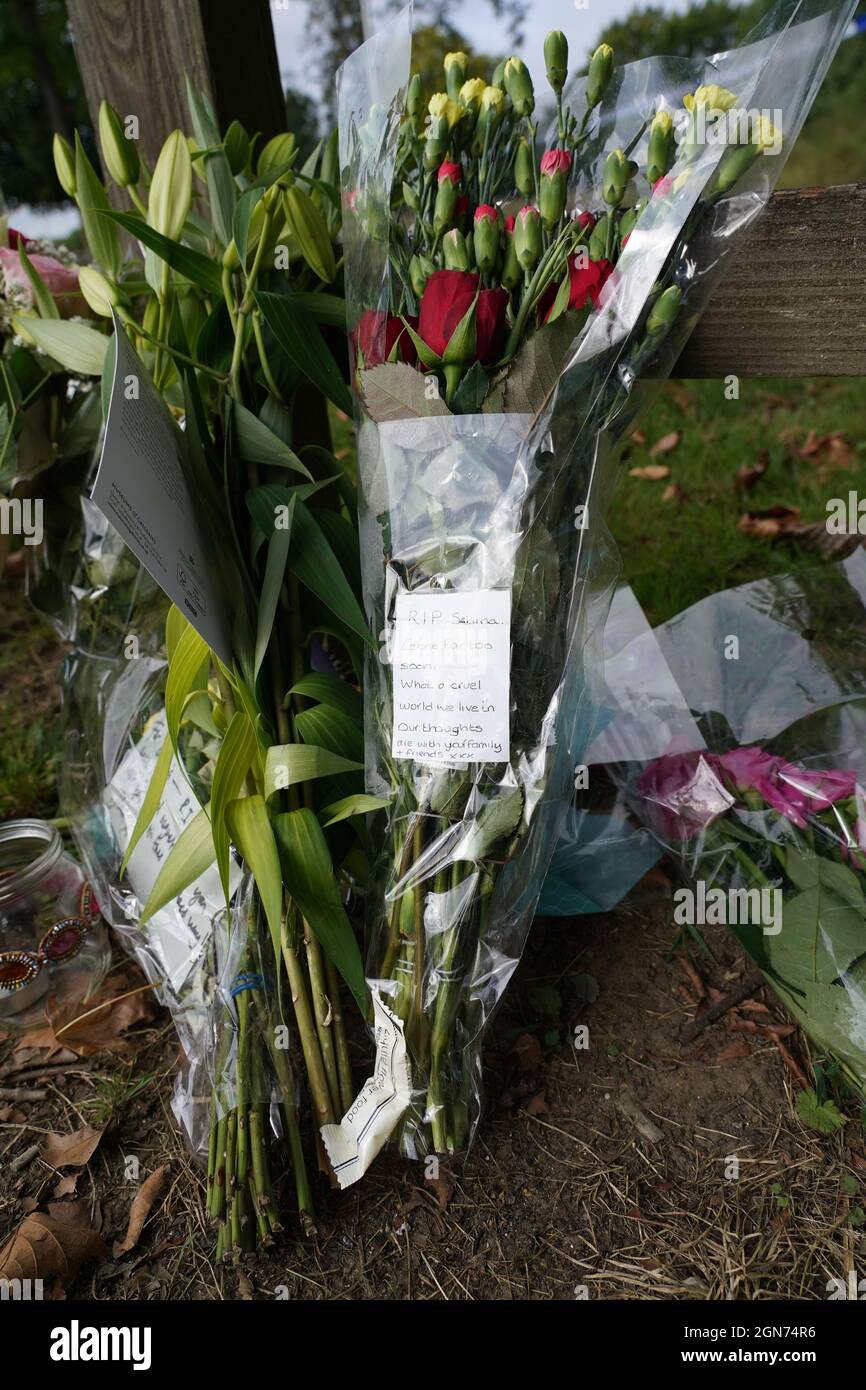 Blumen-Tribut im Cator Park in Kidbrooke, im Süden Londons, in der Nähe der Fundstelle des Leichnams von Sabina Nessa. Beamte, die die Tötung der 28-jährigen Lehrerin untersuchten, sagten, dass sie ihr Haus auf der Astell Road verlassen und am vergangenen Freitag durch den Cator Park in Richtung Depot-Bar auf dem Pegler Square im Dorf Kidbrooke gegangen war, als sie angegriffen wurde. Bilddatum: Donnerstag, 23. September 2021. Stockfoto