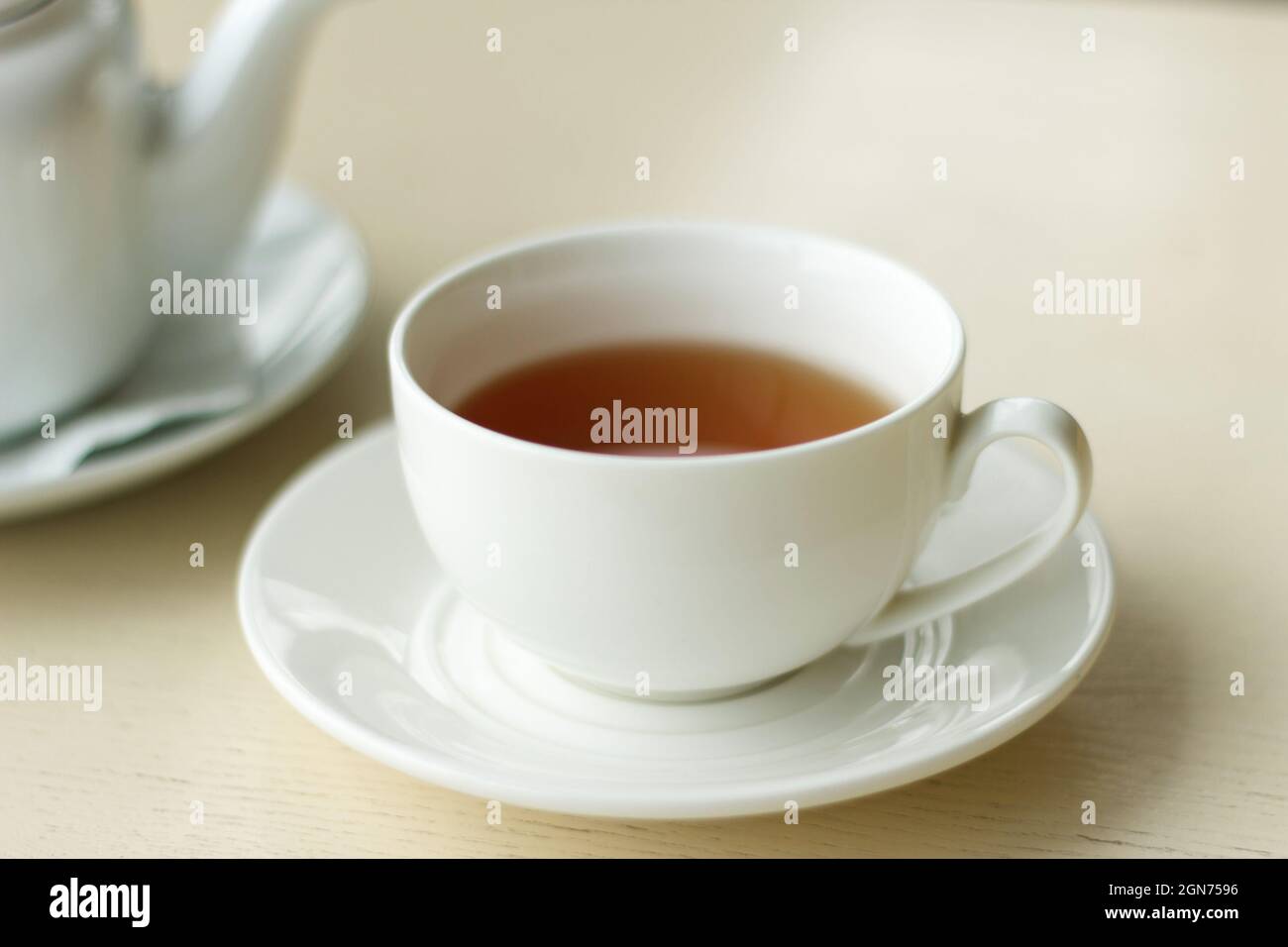 Tea Time: Weiße Teetasse und Teekannen Stockfoto