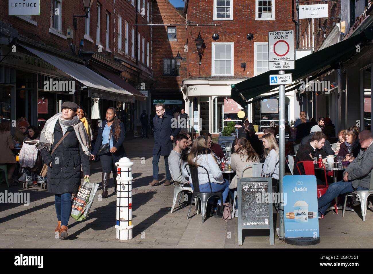 Diners und Shopper an einem sonnigen Tag im Winchester Town Center in Hampshire, Großbritannien Stockfoto