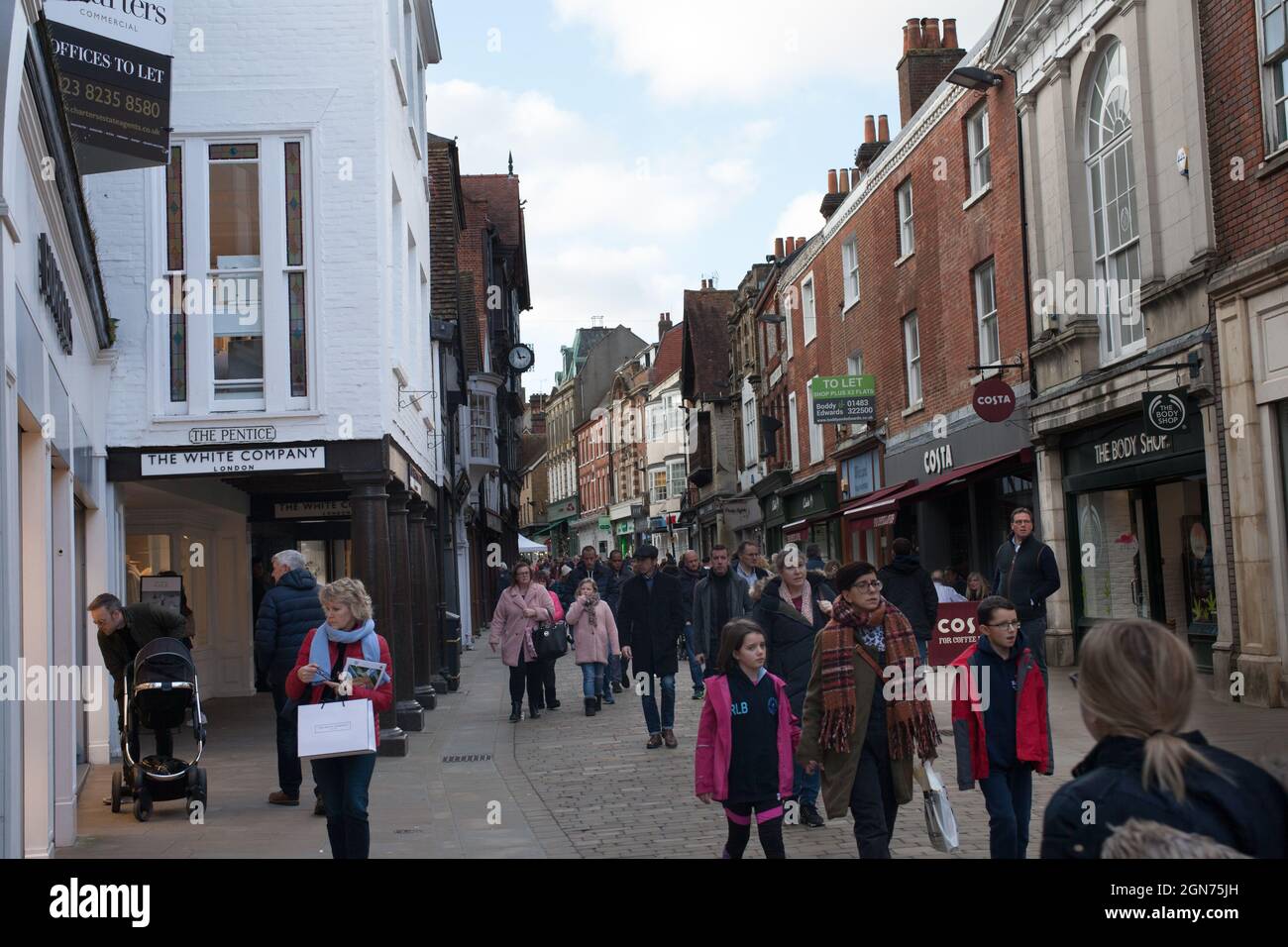 Winchester Town Center an einem geschäftigen Tag in den Wintermonaten in Hampshire, Großbritannien Stockfoto