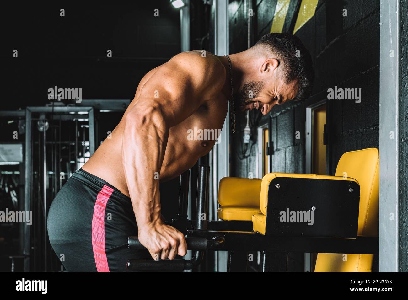 Starker erwachsener kaukasischer Mann, der in einer Turnhalle trainiert Stockfoto