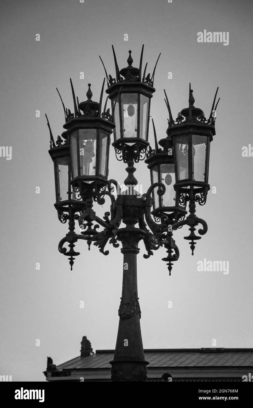Symbolisches Bild: Straßenbeleuchtung am Beispiel eines Kerzenleuchters auf dem Theaterplatz vor der Semperoper in Dresden, Sachsen, Deutschland. Stockfoto
