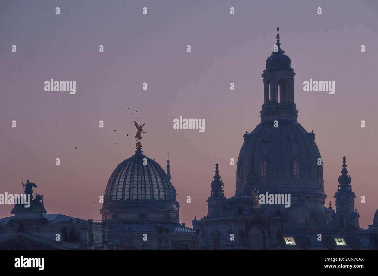 Dresden, Sachsen, Deutschland: Silhouette der Kuppeln der Frauenkirche und der Kunsthochschule in der Abenddämmerung. Stockfoto
