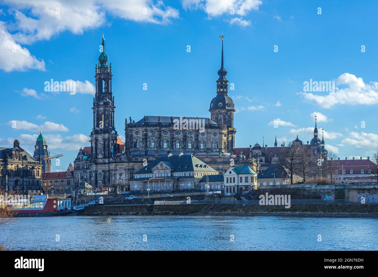 Dresden, Sachsen, Deutschland - 3. März 2015: Dom (Hofkirche), Residenzschloss und Italienisches Dorf. Stockfoto