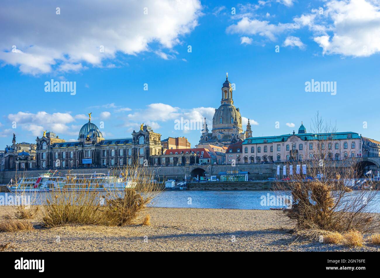 Dresden, Sachsen, Deutschland: Frauenkirche und Brühlterrasse am Terrassenufer vom gegenüberliegenden Ufer des Königsufers aus gesehen. Stockfoto