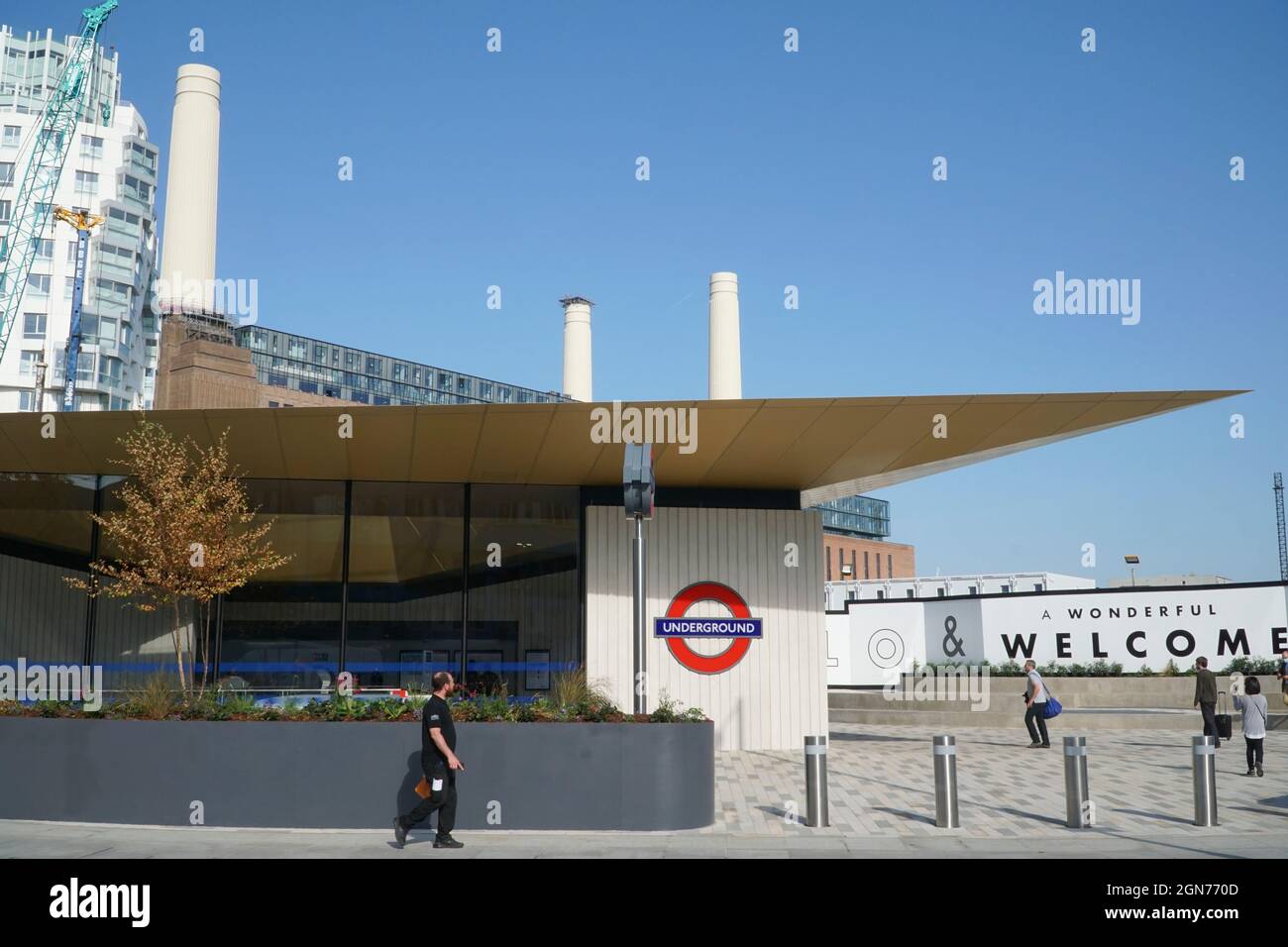 London, Großbritannien, 22. September 2021: Die neue Northern Line Extension führt zum Kraftwerk Nine Elms und Battersea und verbindet die bestehende Northern Line am Bahnhof Kennington. Der neue Service und die neuen Bahnhöfe ziehen Bahnbeobachter und Fans des öffentlichen Nahverkehrs als Touristenattraktion an, dienen aber vor allem den Bewohnern der Hunderte neuer Wohnungen, die in Nine Elms und in oder um das alte Kraftwerk Battersea gebaut werden. Anna Watson/Alamy Live News Stockfoto