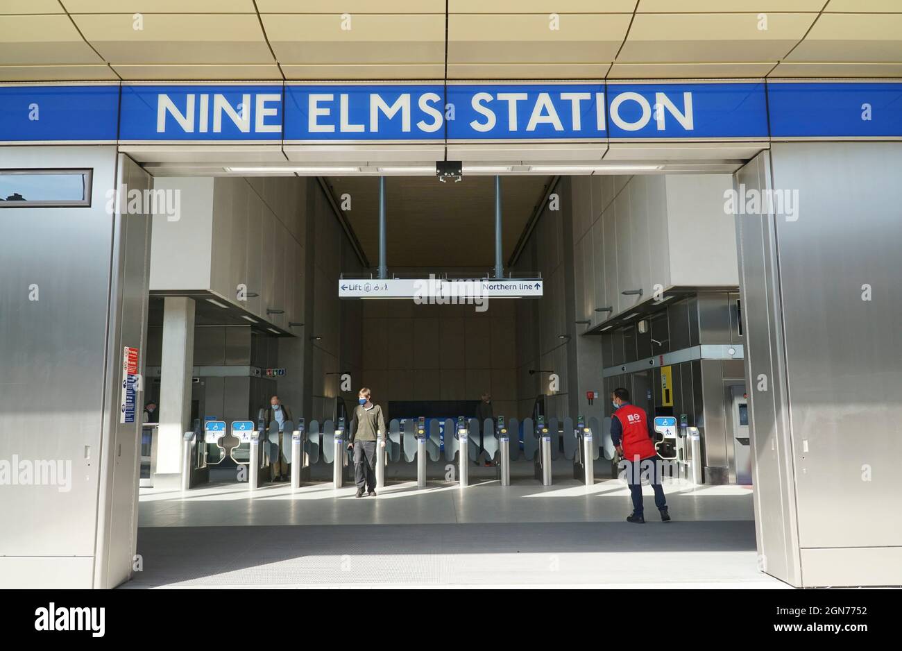 London, Großbritannien, 22. September 2021: Die neue Northern Line Extension führt zum Kraftwerk Nine Elms und Battersea und verbindet die bestehende Northern Line am Bahnhof Kennington. Die Nine Elms Station ist zwischen bestehenden Geschäftsbereichen untergebracht, während sich das Battersea Power Station auf einem Brachfeld befindet und somit mehr Raum für eine arhitectural Erklärung bietet. Anna Watson/Alamy Live News Stockfoto