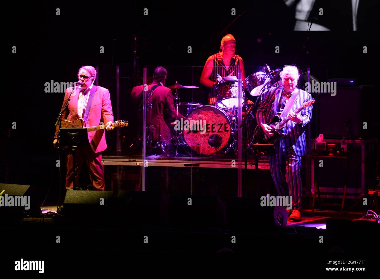 Hollywood, Florida, USA. September 2021. Melvin Duffy, Chris Difford, Simon Hanson, Glenn Tilbrook, Steve Smith, Owen Biddle und Stephen Large von Squeeze treten bei Hard Rock Live auf, das am 22. September 2021 im Seminole Hard Rock Hotel & Casino in Hollywood, Florida, stattfindet. Quelle: Mpi04/Media Punch/Alamy Live News Stockfoto