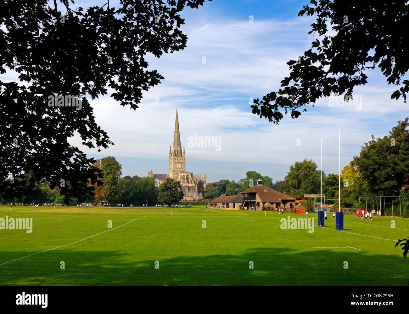 Blick über die Spielfelder der Norwich School in der Nähe der Kathedrale in der Stadt Norwich, Norfolk, England, Großbritannien. Stockfoto