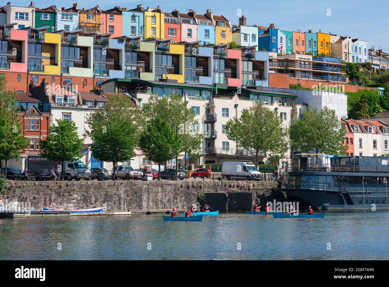 Hotwells Bristol, Blick im Sommer auf eine bunte Mischung aus viktorianischen und modernen Häusern oberhalb des Avon im beliebten Hotwells-Viertel von Bristol, Großbritannien Stockfoto