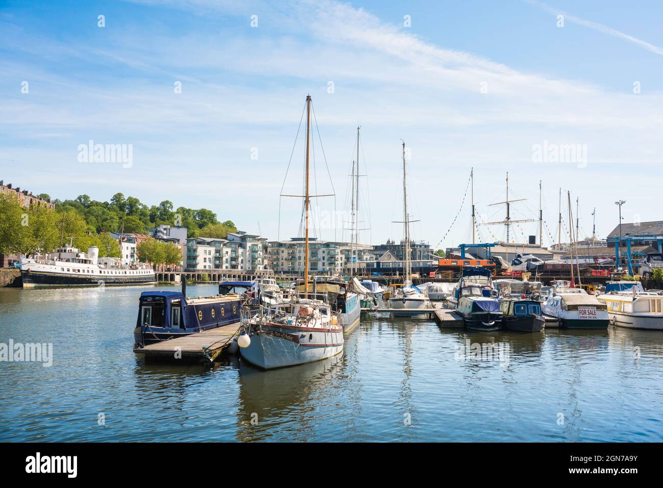 Bristol Marina, Blick im Sommer auf Boote, die in der City Marina im historischen Floating Harbour im Zentrum von Bristol, England, Großbritannien, festgemacht sind Stockfoto