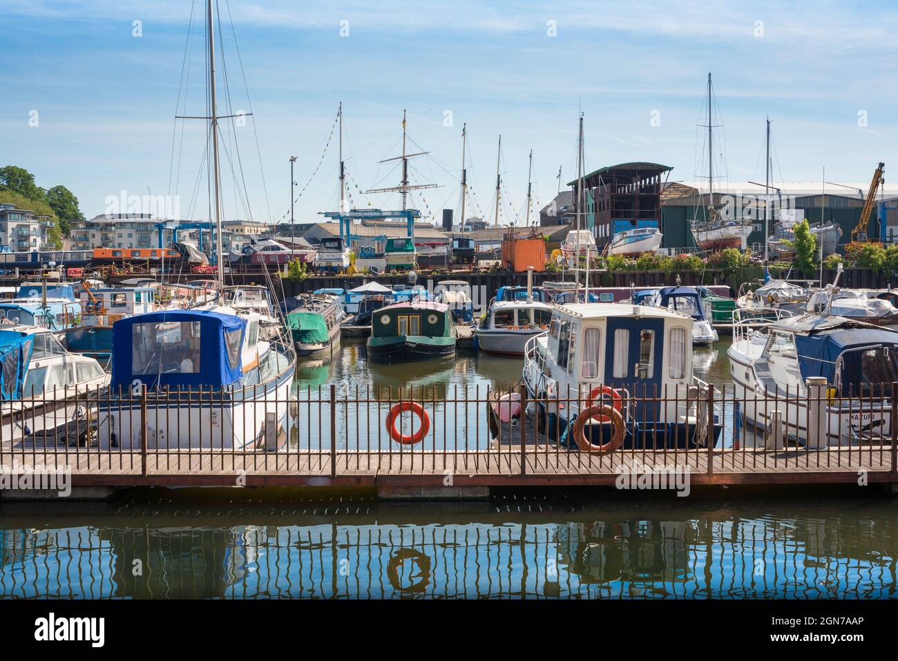 Bristol Marina, Blick im Sommer auf die Stadt Marina im schwimmenden Hafen im historischen Zentrum von Bristol, England, Großbritannien Stockfoto