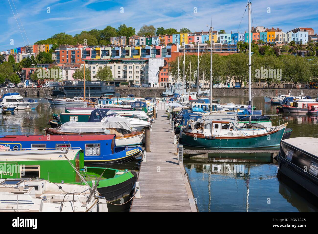 Bristol UK Marina, Blick im Sommer auf die Stadt Marina mit den bunten Fassaden des Eigentums in der Hotwells-Gegend sichtbar in der Ferne, England, Großbritannien Stockfoto