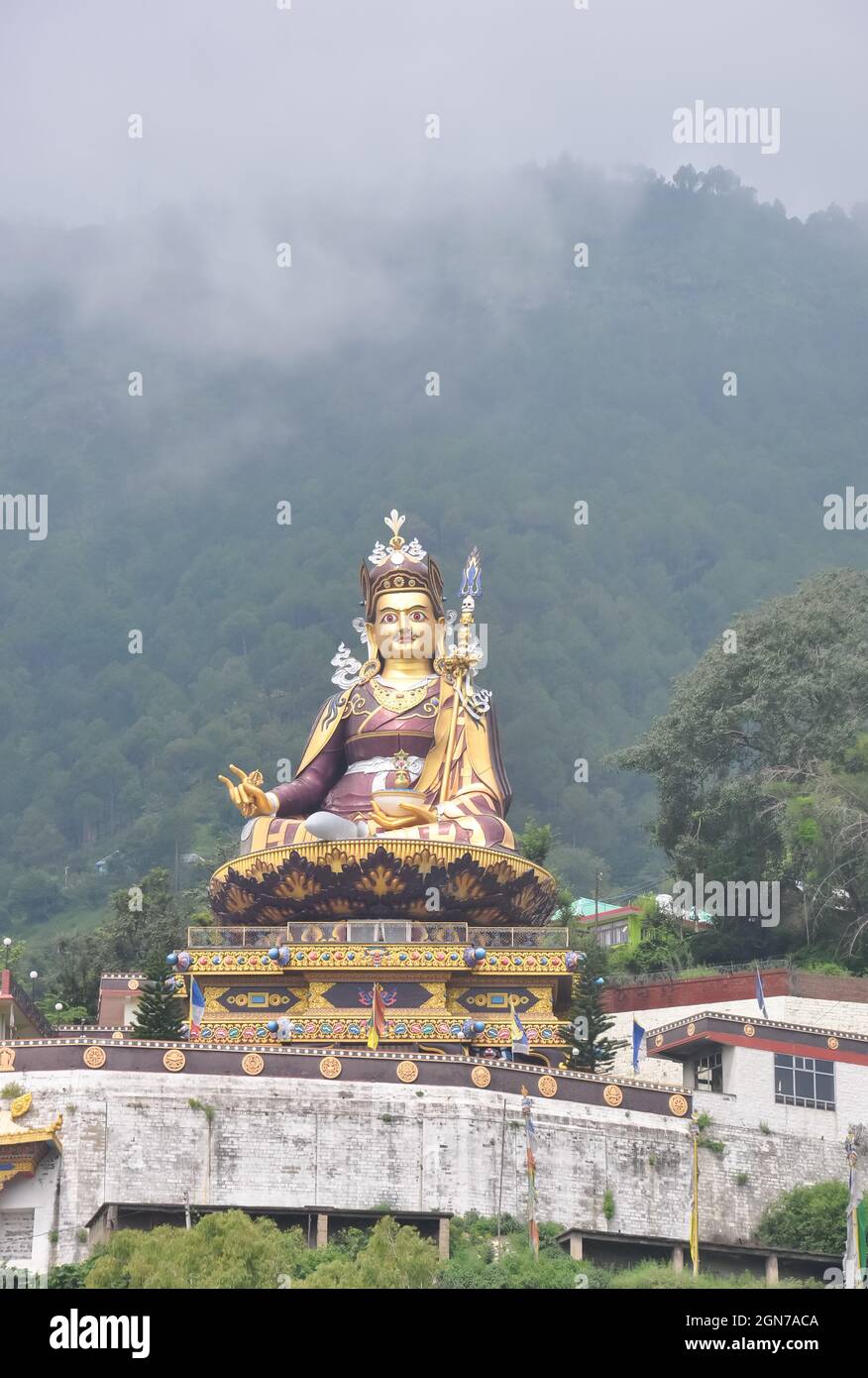 Wunderschöne Ansicht der riesigen Statue von Padmasambhava (Guru Rinpoche) im Rewalsar See (Tso Pema), Himachal Pradesh, Indien Stockfoto