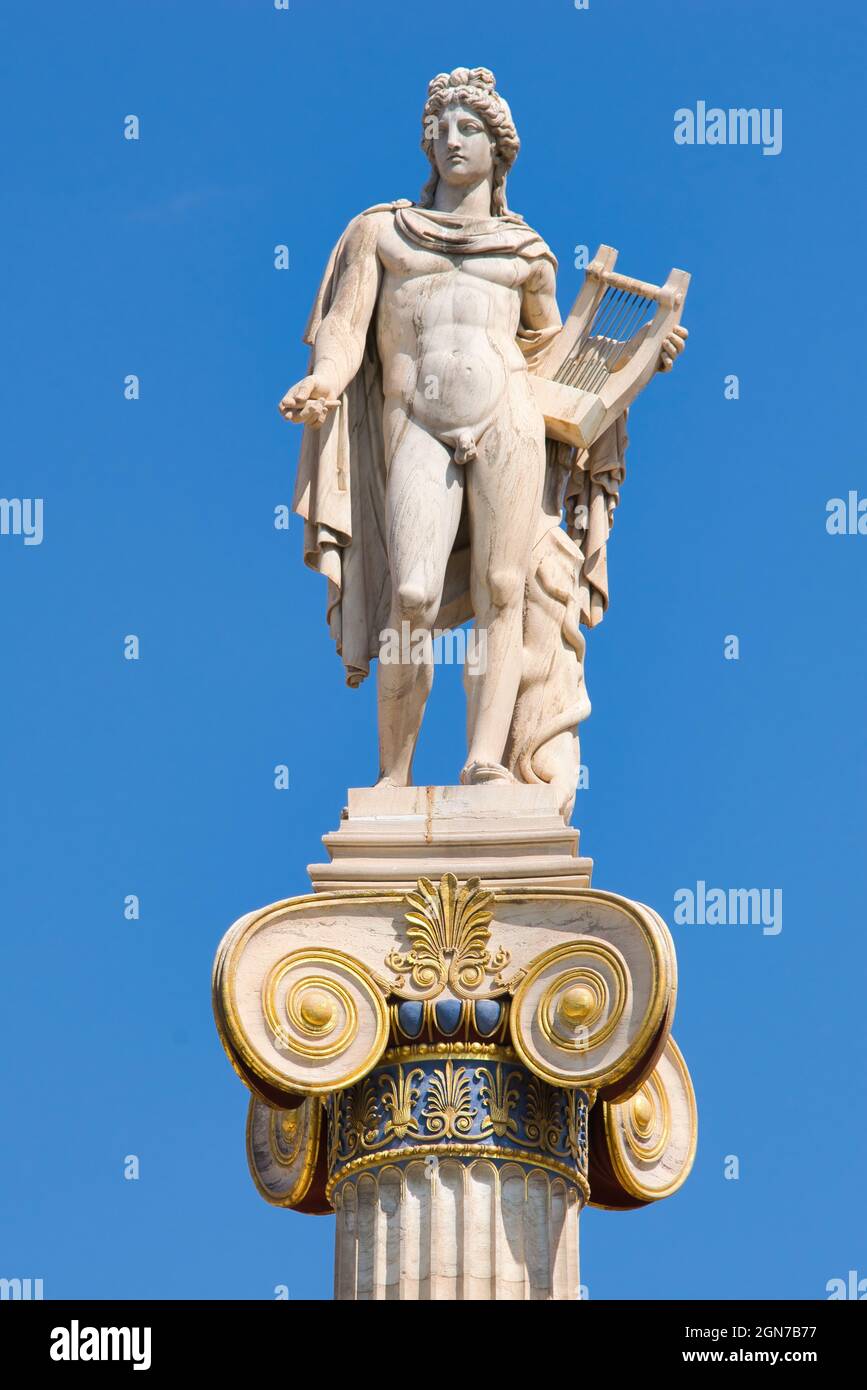 ATHEN, GRIECHENLAND - 21. Sep 2021: gott Apollo, Statue im Zentrum von Athen. Statue im Zentrum von Athen, Universität, Athen, Griechenland. Stockfoto