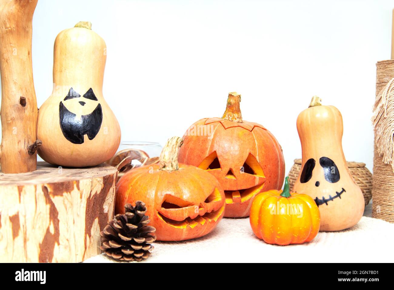 Halloween Kürbisse im Innenraum. Skandinavischer Stil. Vorbereitung auf halloween. Stockfoto